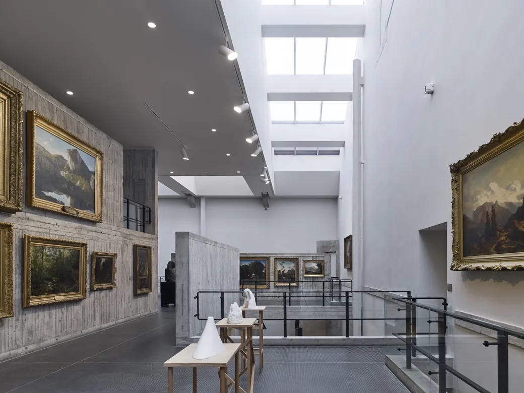 Le travail sur la verrière centrale et les puits de lumière mettent en valeur l’architecture du lieu et ses parties tout en donnant son unité à l’ensemble. Le travail sur la verrière centrale et les puits de lumière mettent en valeur l’architecture du lieu et ses parties tout en donnant son unité à l’ensemble.
