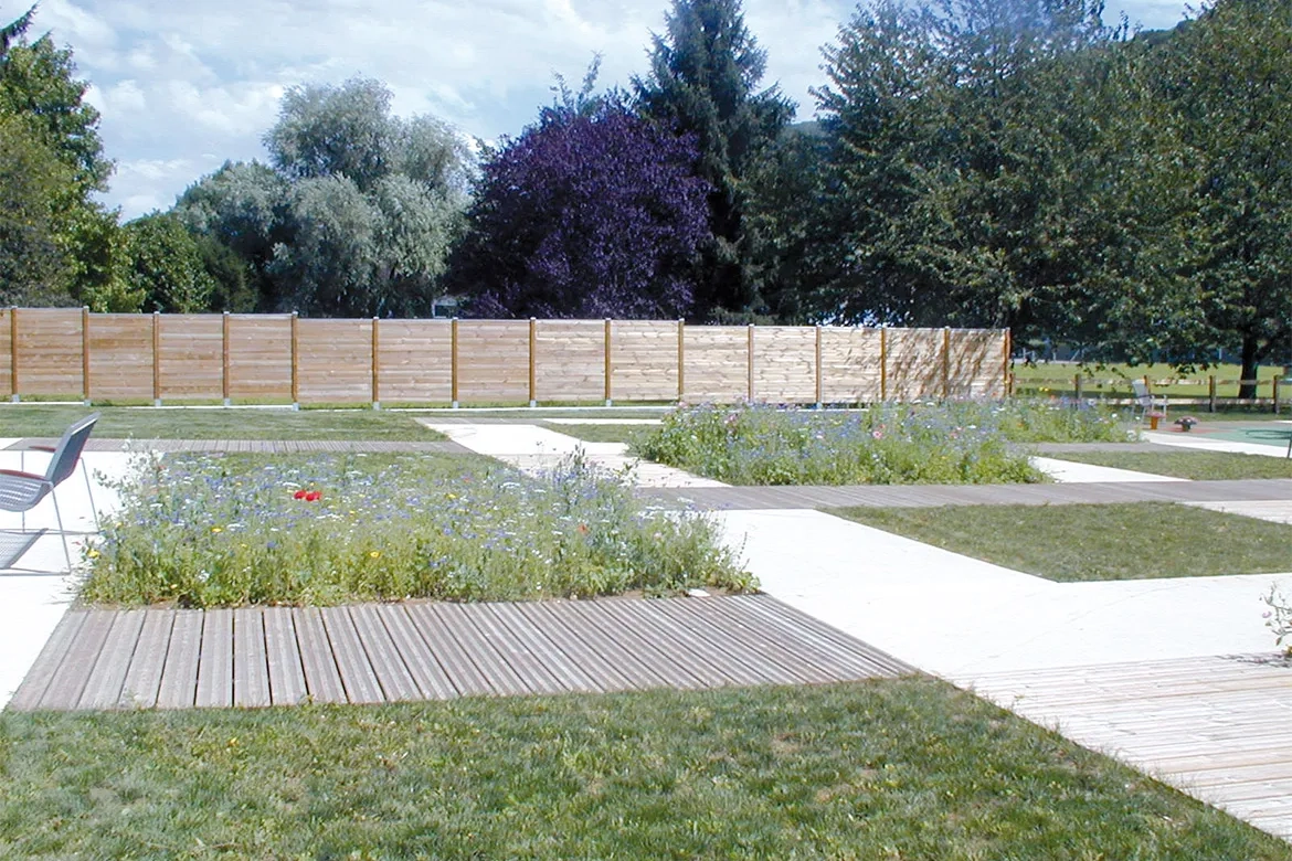 En bordure de route et du Doubs, le square de Velotte (2 800 m2) compte deux aires de jeux pour enfants. ses cheminements réalisés en béton décoratif Articimo® (holcim Bétons) micro- désactivé de ton pierre s’harmonisent parfaitement avec les autres matériaux utilisés : le bois (pour le platelage) et la pierre (pour le pavage). en bordure de route et du Doubs, le square de Velotte (2 800 m2) compte deux aires de jeux pour enfants. ses cheminements réalisés en béton décoratif Articimo® (holcim Bétons) micro- désactivé de ton pierre s’harmonisent parfaitement avec les autres matériaux utilisés : le bois (pour le platelage) et la pierre (pour le pavage).
