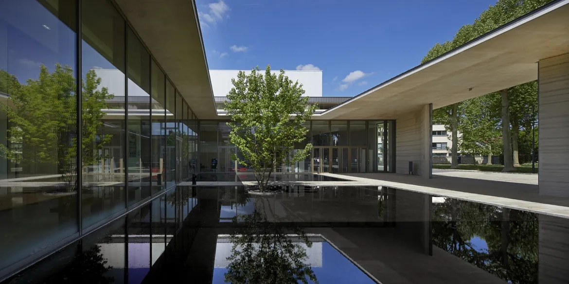 Les débords de toiture et la présence du miroir d’eau soulignent la géométrie d’une architecture où les vides et les effets de filtre sont une composante essentielle. Les débords de toiture et la présence du miroir d’eau soulignent la géométrie d’une architecture où les vides et les effets de filtre sont une composante essentielle.
