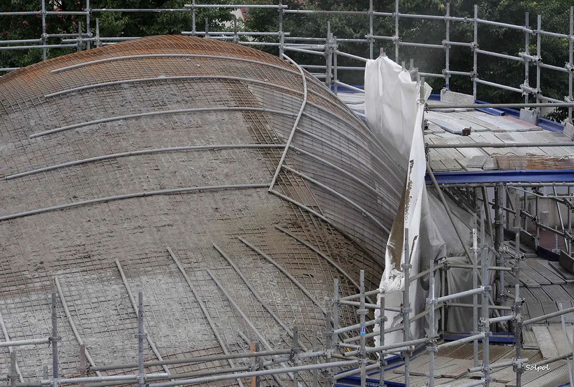 Ferraillage de la coque en béton armé. après la projection par l’intérieur, la projection par voie humide par l’extérieur peut débuter. Ferraillage de la coque en béton armé. après la projection par l’intérieur, la projection par voie humide par l’extérieur peut débuter.