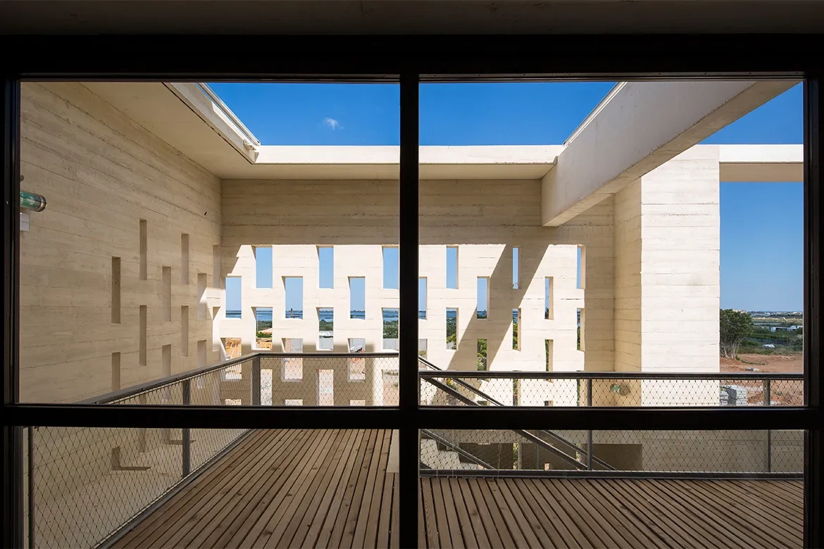 claustra qui protège l’angle de la terrasse et donne à cet endroit une intériorité et une protection, qui contrastent avec la vue panoramique vers la mer.