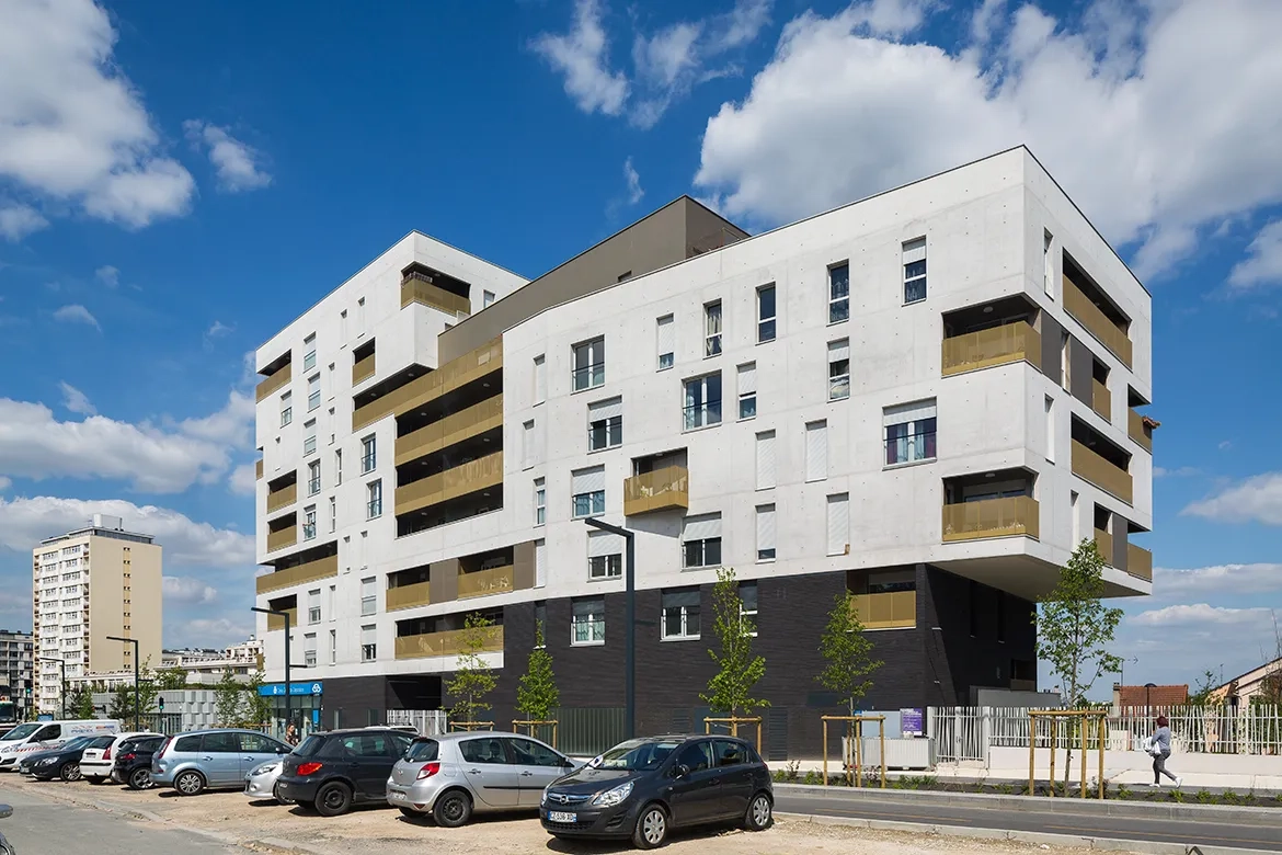 Décalages
des volumes
et espaces
en creux. Décalages
des volumes
et espaces
en creux.