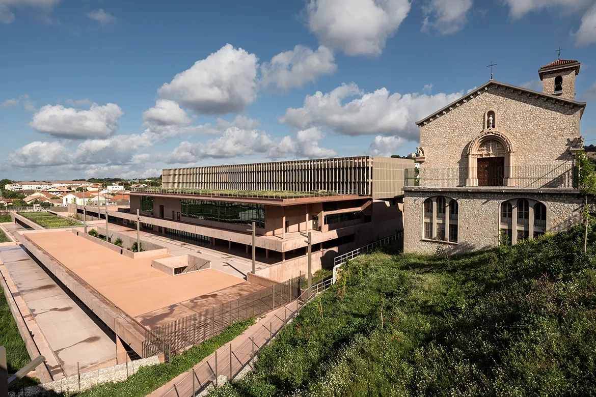 L’église conserve toute son importance malgré
un rapport d’échelle défavorable avec le lycée. L’église conserve toute son importance malgré
un rapport d’échelle défavorable avec le lycée.