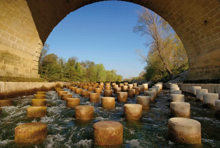 Les 113 cylindres de béton cassent la dynamique de l’eau et permettent aux poissons de se reposer lorsqu’ils remontent le courant. Les 113 cylindres de béton cassent la dynamique de l’eau et permettent aux poissons de se reposer lorsqu’ils remontent le courant.