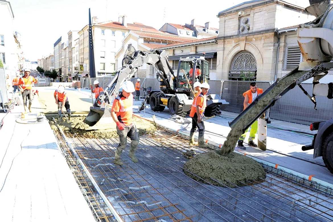 Le béton est délivré directement à la goulotte, puis réparti sur une épaisseur de 21 cm.