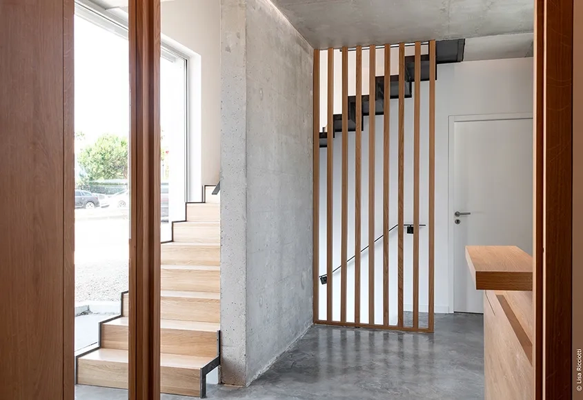 Dans les espaces intérieurs, partout où cela était possible, le mobilier, les cloisons et les habillages en chêne participent avec la minéralité du béton à l’ambiance des lieux. Dans les espaces intérieurs, partout où cela était possible, le mobilier, les cloisons et les habillages en chêne participent avec la minéralité du béton à l’ambiance des lieux.