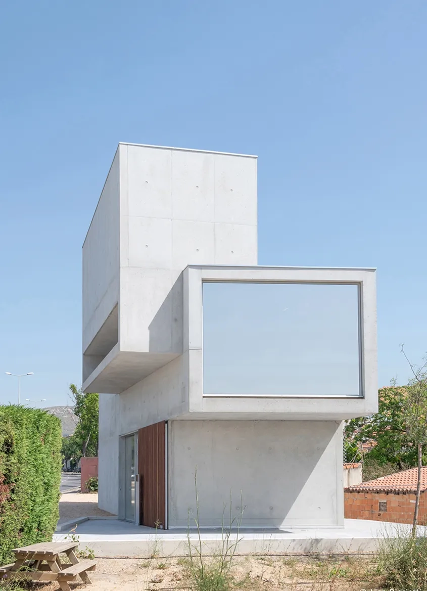 Façade sud, un porte-à-faux s’ouvre vers le port par une large baie vitrée. Façade sud, un porte-à-faux s’ouvre vers le port par une large baie vitrée.