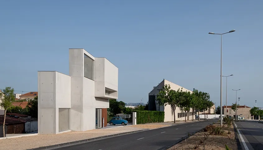 Sur une parcelle triangulaire très étroite, le centre dentaire est enchâssé entre un tissu pavillonnaire à l’Est et l’avenue André Roussin à l’Ouest. Sur une parcelle triangulaire très étroite, le centre dentaire est enchâssé entre un tissu pavillonnaire à l’Est et l’avenue André Roussin à l’Ouest.