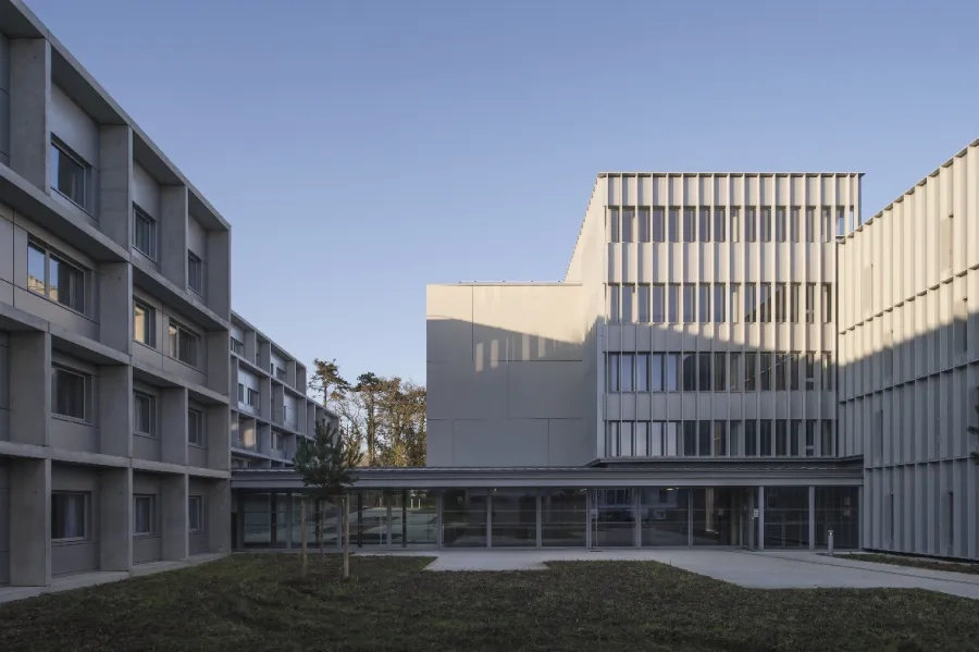 Reprenant la disposition nord/sud des bâtiments existants, le projet se compose de deux unités de vie reliées entre elles, au rez-de-chaussée, par un généreux hall commun transversal.