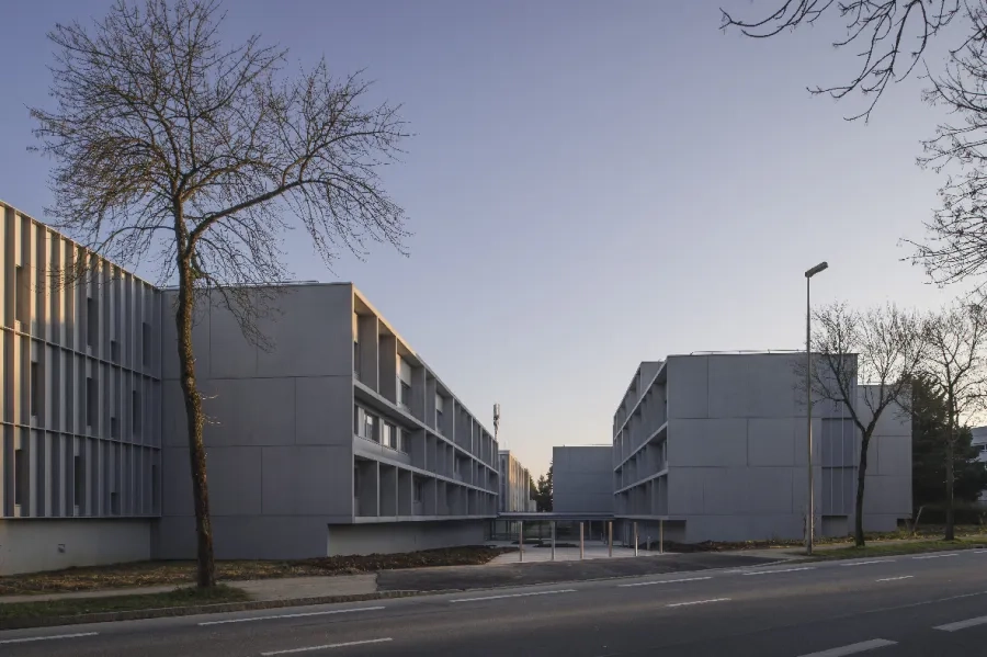 Toutes les façades sur lesquelles donnent des chambres se caractérisent par un jeu de bandeaux horizontaux et verticaux en béton brut, composant une résille orthogonale qui vient en surépaisseur et forme de grands cadres horizontaux.