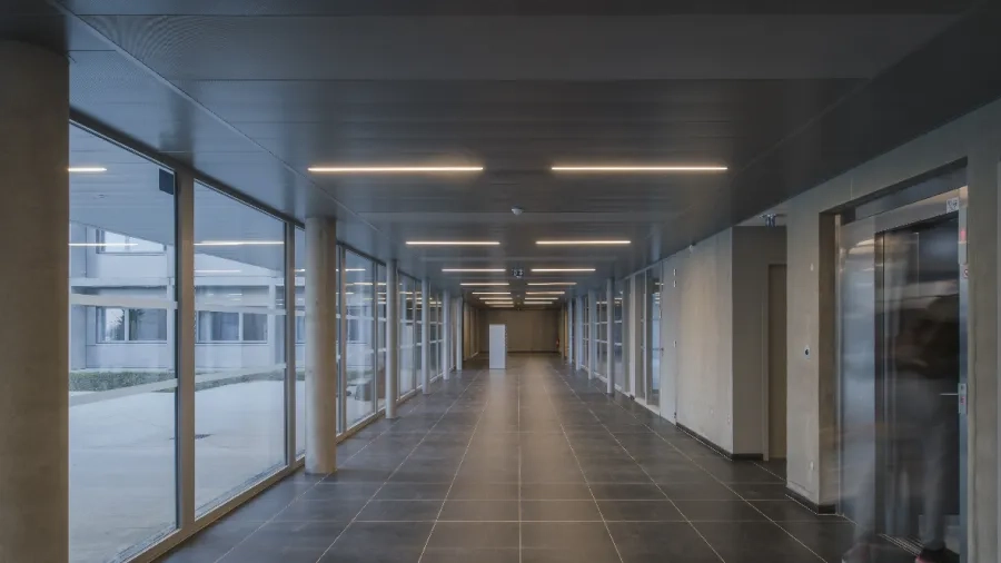 Vue sur le hall d’entrée, qui constitue comme une grande baie ouverte sur l’extérieur.