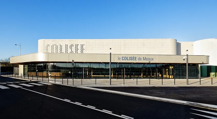 Le volume haut de la salle de spectacle émerge d’une partie à rez-de-chaussée, qui abrite le hall d’entrée. © Franck DELETANG Le volume haut de la salle de spectacle émerge d’une partie à rez-de-chaussée, qui abrite le hall d’entrée. © Franck DELETANG