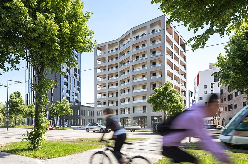 Dans un environnant bâti éclectique et désaligné, le projet joue un rôle de pivot et recompose une manière de front urbain. Dans un environnant bâti éclectique et désaligné, le projet joue un rôle de pivot et recompose une manière de front urbain.