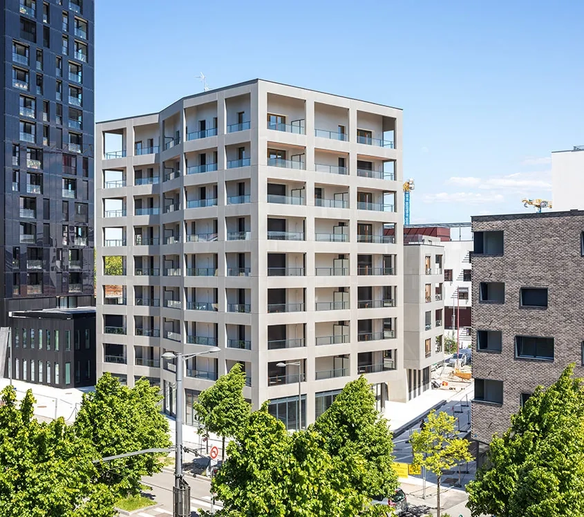 La forme plissée et dynamique de la façade sur la rue Edmond Michelet vient redonner un alignement en reliant les deux bâtiments voisins décalés l’un par rapport à l’autre, tandis que le volume installe une hauteur intermédiaire entre eux. La forme plissée et dynamique de la façade sur la rue Edmond Michelet vient redonner un alignement en reliant les deux bâtiments voisins décalés l’un par rapport à l’autre, tandis que le volume installe une hauteur intermédiaire entre eux.