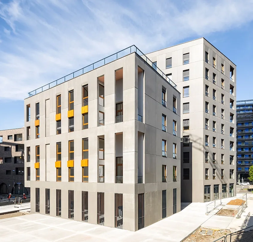 Pensé sur quatre faces, le projet s'organise en deux volumes différenciés. Le premier bâtiment haut de 8 étages se dresse sur la rue Edmond Michelet. Le second s'élève sur 4 étages et est orienté vers la place centrale. Pensé sur quatre faces, le projet s'organise en deux volumes différenciés. Le premier bâtiment haut de 8 étages se dresse sur la rue Edmond Michelet. Le second s'élève sur 4 étages et est orienté vers la place centrale.