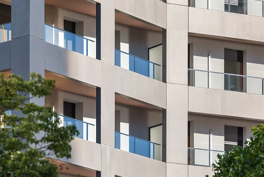 Des panneaux préfabriqués en béton dessinent la trame structurelle de la première peau qui abrite balcons et loggias. Des panneaux préfabriqués en béton dessinent la trame structurelle de la première peau qui abrite balcons et loggias.