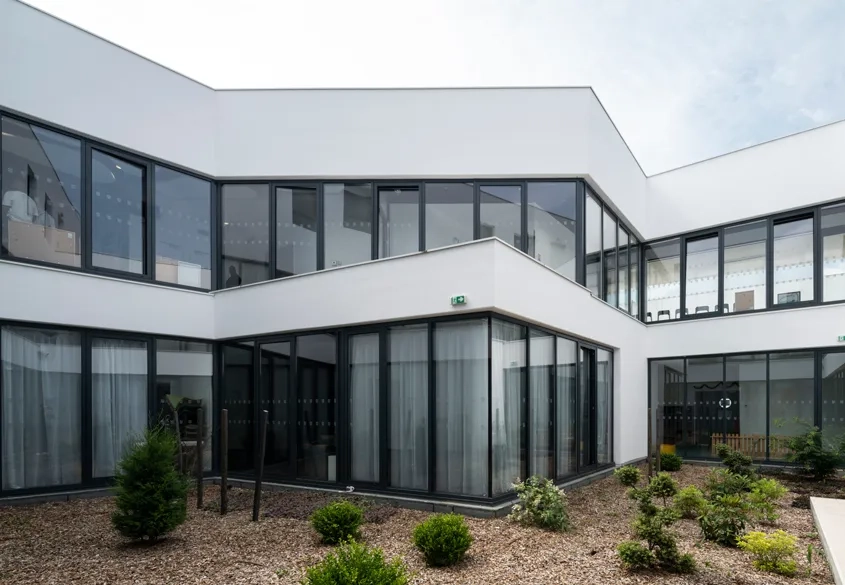 Maison des services publics – Un patio creusé au cœur de la MSP diffuse une abondante lumière dans toutes les salles, à l’étage il est bordé par une déambulation fluide.