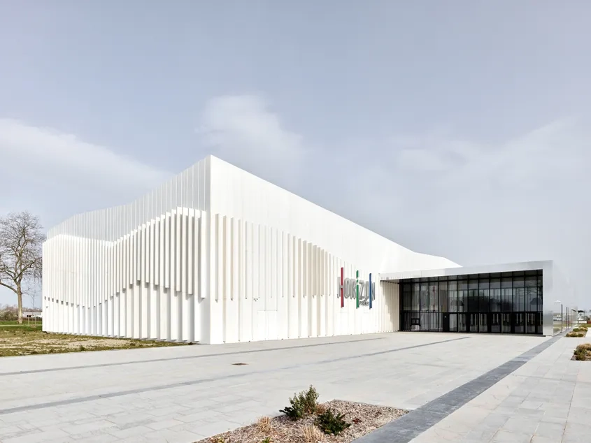Le décalage des deux volumes aménage au sud un généreux parvis qui donne accès au hall de l’équipement. Le décalage des deux volumes aménage au sud un généreux parvis qui donne accès au hall de l’équipement.