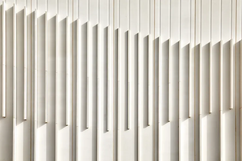 Le parement brut des panneaux est rythmé par des lignes en léger creux et des lames en relief, créant des mouvements, des ondulations, qui animent les façades. Le parement brut des panneaux est rythmé par des lignes en léger creux et des lames en relief, créant des mouvements, des ondulations, qui animent les façades.