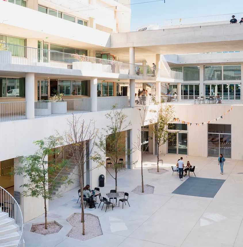 Les ateliers et les salles de cours peuvent s’ouvrir à l’extérieur sur un ensemble de coursives, de passerelles, de loggias ou de terrasses offrant aux étudiants une grande diversité de lieux de travail, de rencontre, de discussion et de détente.