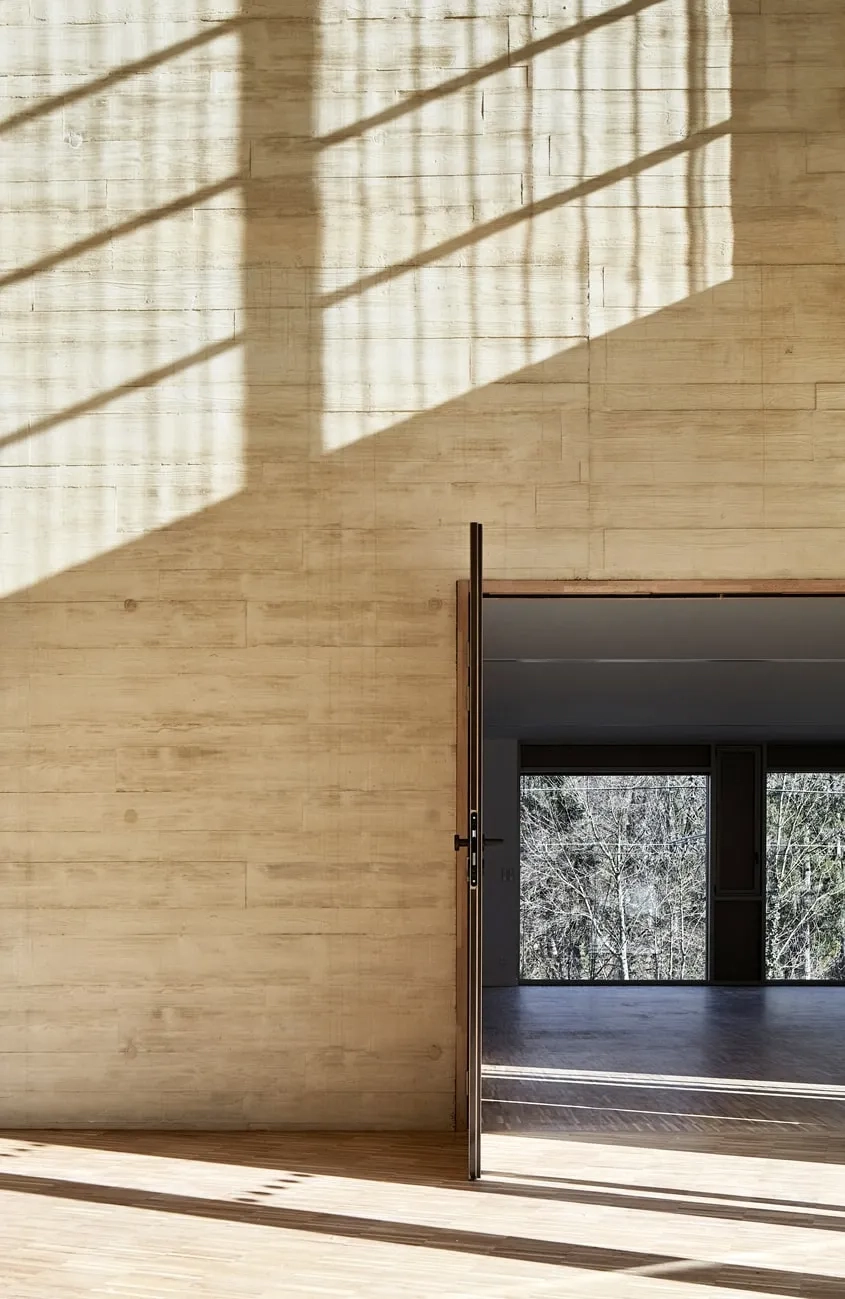 À l’intérieur, on retrouve des parois en béton matricé de teinte ocre clair, identique à celui des façades.