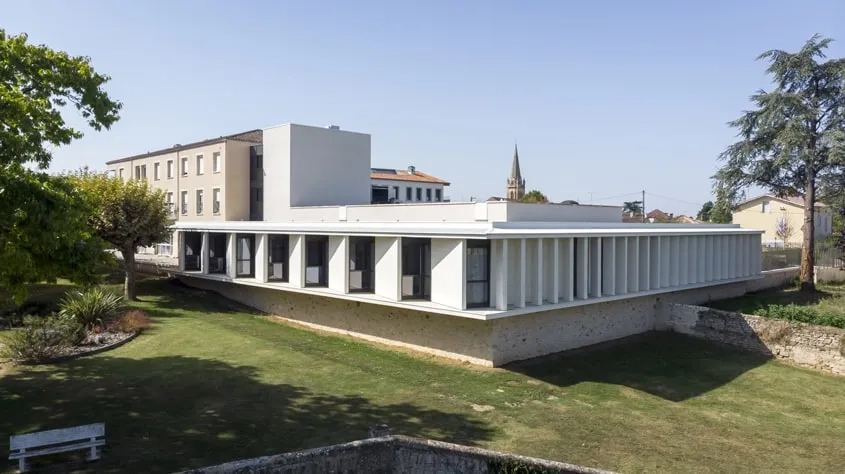 L’extension abritant l’unité Alzheimer est traitée comme un belvédère, bénéficiant d’une vue imprenable sur la vallée du Dropt.
