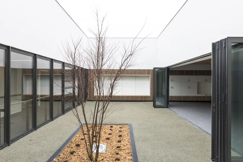 Le lieu de vie commune donne sur le patio aménagé au cœur du bâtiment.