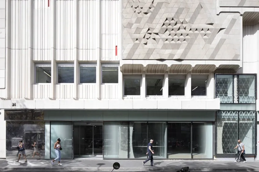 Au rez-de-chaussée, de grandes parois vitrées ouvrent l’accueil du musée, les expositions temporaires et la boutique sur le boulevard et l’espace public.