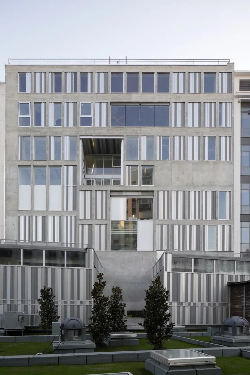 La façade nord ouvre le musée sur le paysage parisien et la lumière. Sa structure d’origine est révélée, réinterprétée et mise en valeur par de grands châssis vitrés verticaux ou des panneaux métalliques.