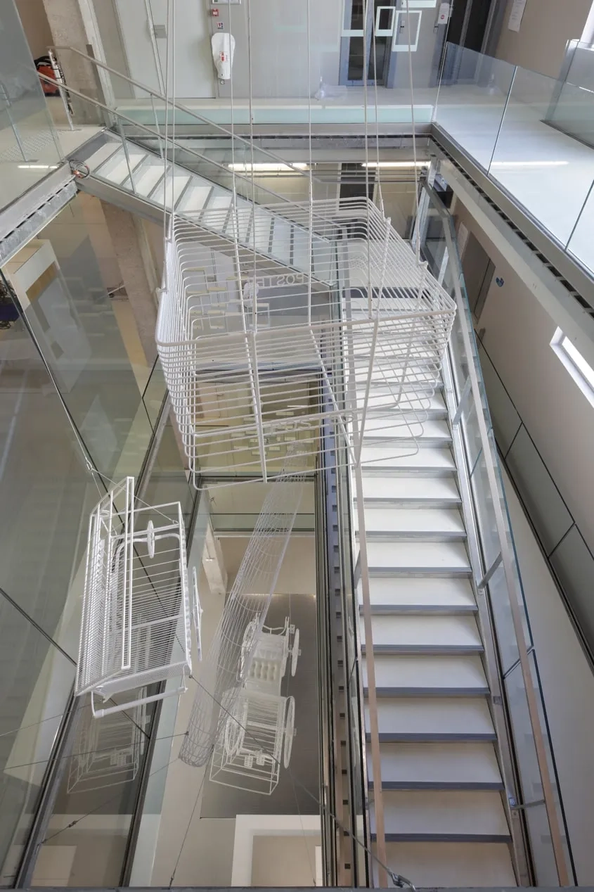 Les volées d’escalier, qui se déploient au bord du vide, mettent en scène les parcours entre les collections.