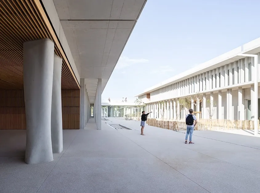 À l’extérieur, le minimalisme confère au projet sa dimension sculpturale et plastique et offre aux lycéens un cadre propice à l’apprentissage et à leur épanouissement.