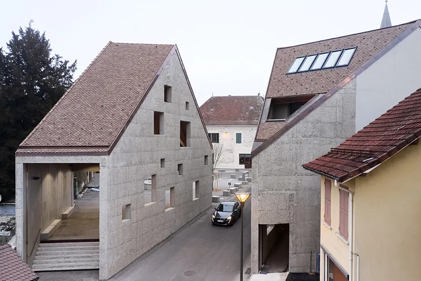 À l’entrée du bourg, le passage créé, aussi étroit que possible, incite les automobilistes à ralentir.