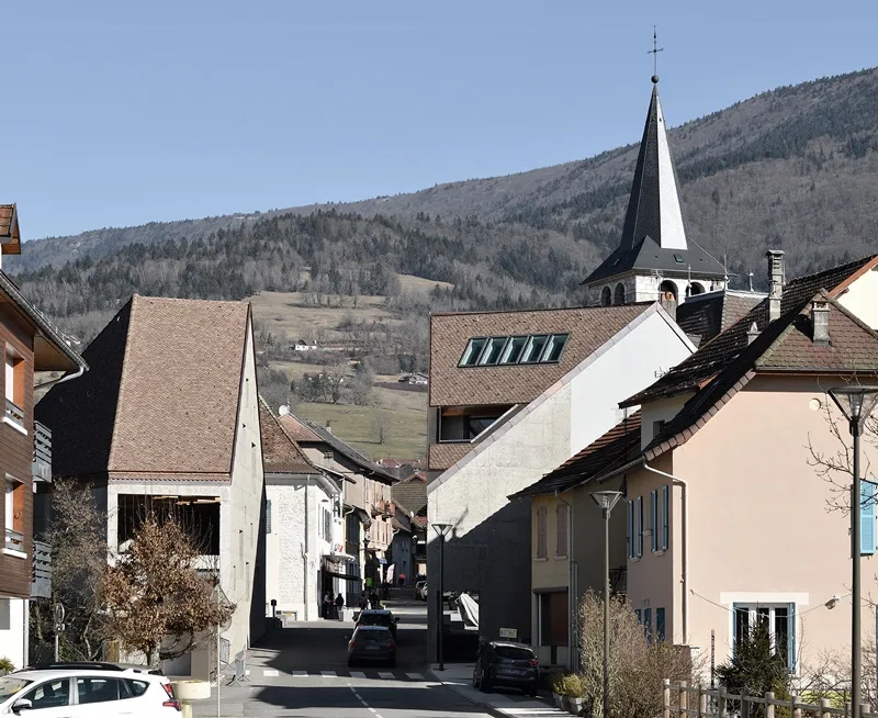 En respectant le gabarit des bâtis existants, le projet s’insère avec précision dans le tissu urbain.