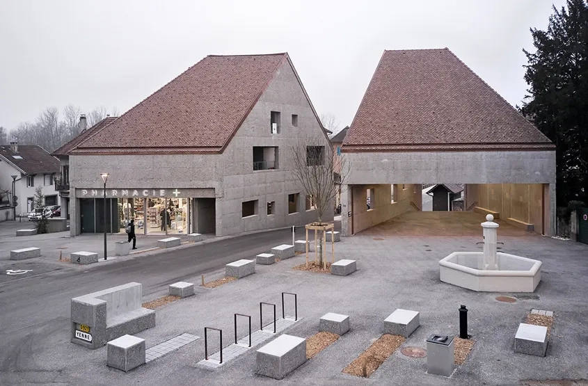 Des blocs multifonctions disséminés sur la place délimitent avec subtilité le nouveau tracé de la voirie.