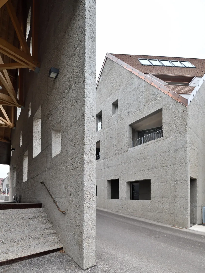 Pour leur donner plus de légèreté et laisser pénétrer l’air et la lumière, les murs de béton encadrant la route sont percés d’ouvertures.