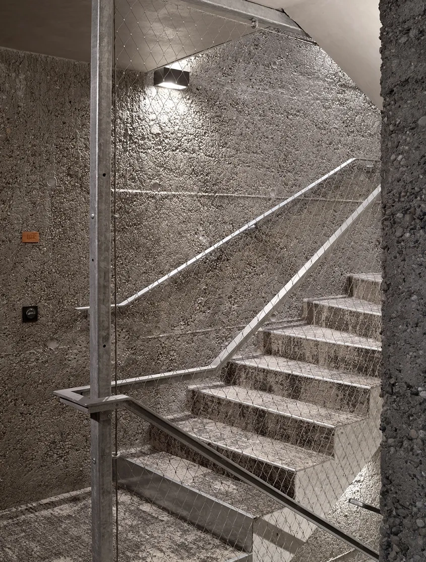 À l’intérieur, quand leur localisation l’autorise, les voiles béton lavés à très haute pression demeurent apparents.