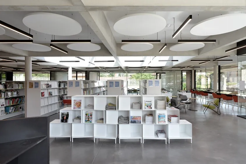 L’espace intérieur de la bibliothèque, ouvert et fluide, est entièrement traité en open space. L’espace intérieur de la bibliothèque, ouvert et fluide, est entièrement traité en open space.