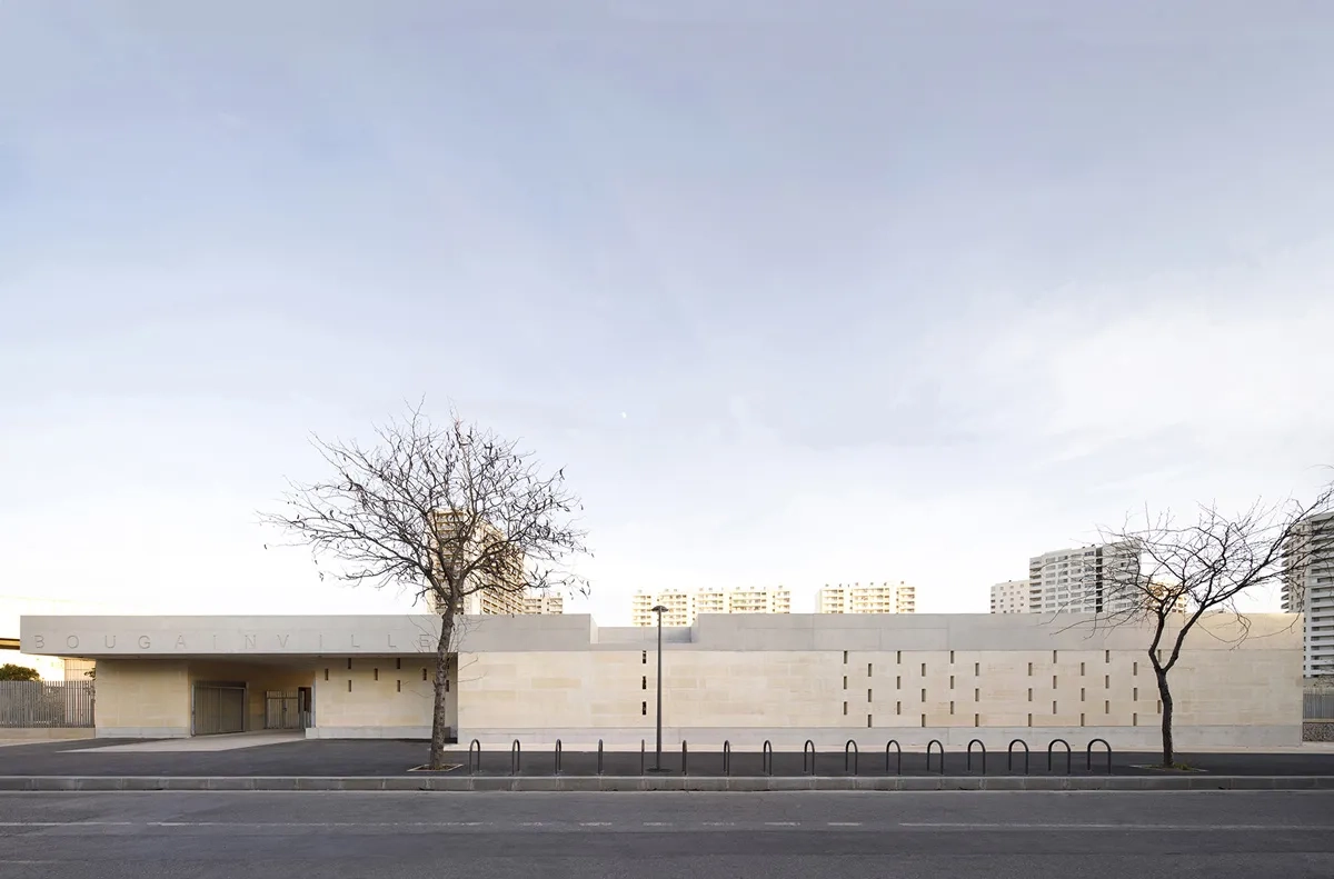 Face à un paysage urbain plutôt chaotique, le relais nature affiche une expression architecturale solide et pérenne.
