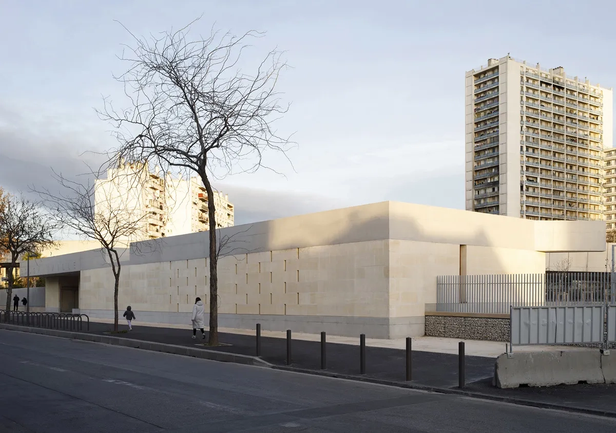 Le long du boulevard, le calepinage particulier de la maçonnerie en pierres massives crée des effets de moucharabieh qui laissent deviner les patios intérieurs.