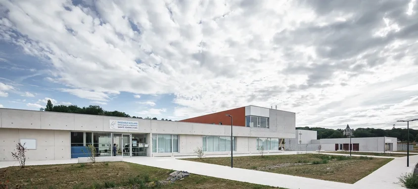 Vue de l’école et du centre diocésain sur la rue des Sables.