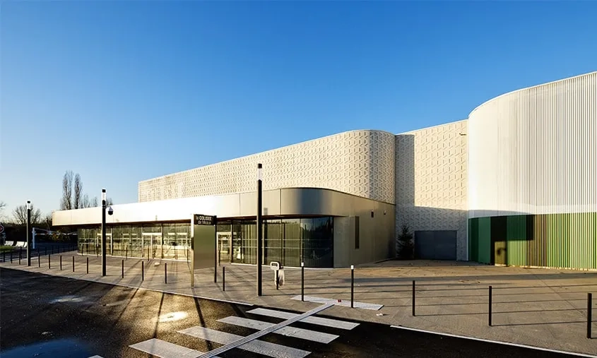 « L’ensemble aux angles adoucis compose avec le boulodrome existant une architecture sereine et conviviale », commente l’architecte Nicolas C. Guillot. © Franck DELETANG « L’ensemble aux angles adoucis compose avec le boulodrome existant une architecture sereine et conviviale », commente l’architecte Nicolas C. Guillot.