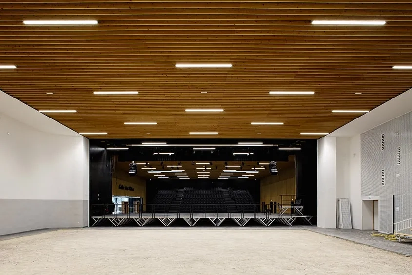 Lorsqu’elles sont réunies, la partie restructurée du boulodrome (en avant-plan) et la salle de spectacle composent un grand espace, qui peut accueillir 5 000 personnes debout. © Franck DELETANG Lorsqu’elles sont réunies, la partie restructurée du boulodrome (en avant-plan) et la salle de spectacle composent un grand espace, qui peut accueillir 5 000 personnes debout.
