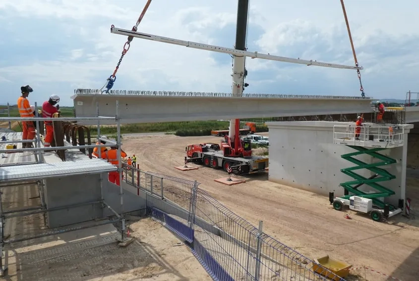 Pour tenir le planning très serré du chantier tout en minimisant son impact environnemental, le groupement de conception-construction a choisi de mettre en œuvre des poutres préfabriquées en béton sur 28 ouvrages d’art.