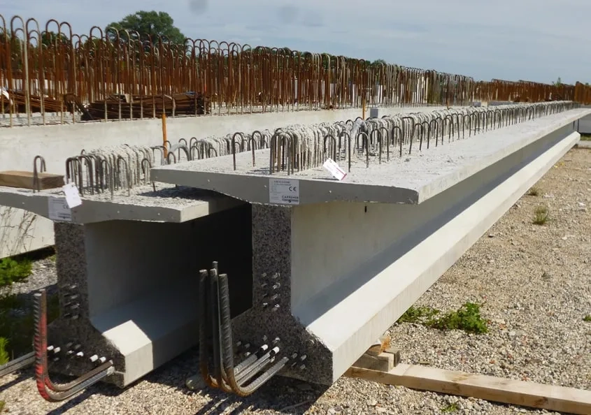 Les poutres profilées en béton sont précontraintes. Tendus, les torons (visibles en partie basse de la poutre) permettent de soutenir une grande portée, ce que ne permettraient pas seules les armatures classiques du béton armé.