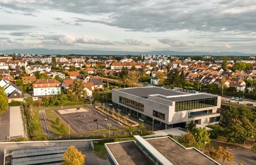 Vue aérienne du gymnase dans son environnement. © CloudyProd