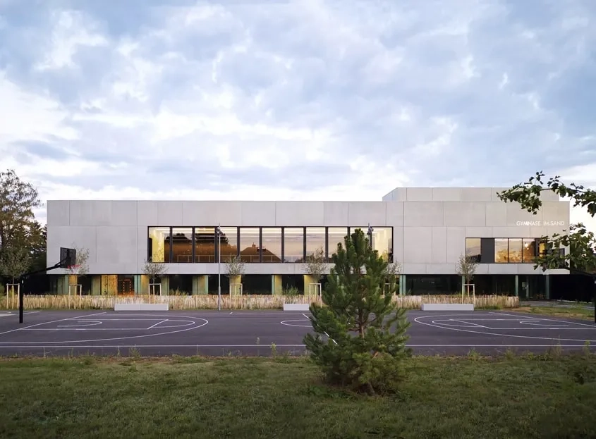 Le projet se caractérise par l’écriture minimale et épurée de sa géométrie orthogonale, façonnée et soulignée par les panneaux préfabriqués en béton gris au parement brut lisse de son enveloppe.