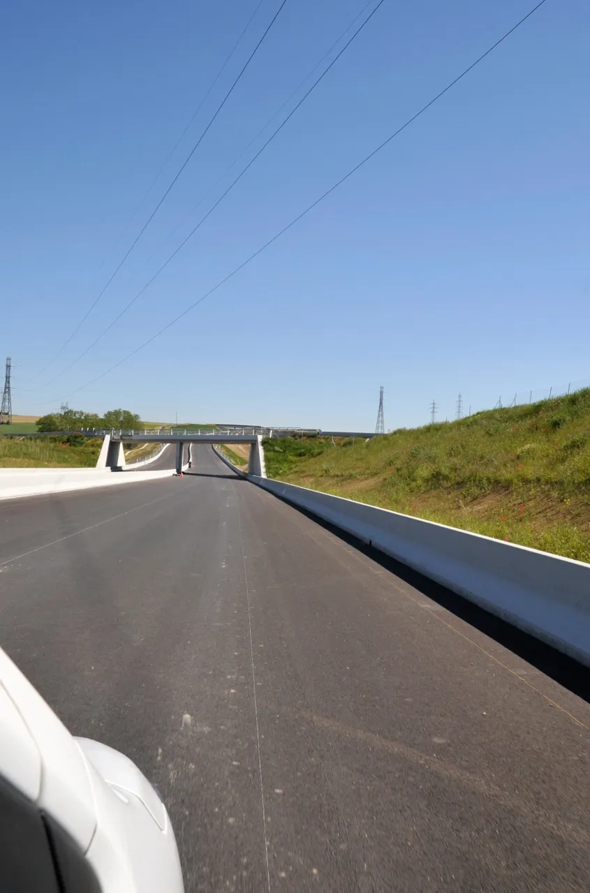 De nombreux ouvrages ont dû être installés pour permettre de maintenir une continuité écologique autour de la nouvelle route et garantir le déplacement de la faune locale.
