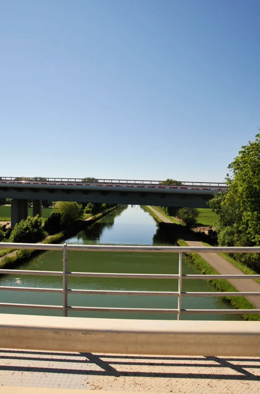 L’A355 se caractérise par une densité élevée d’ouvrages d’art. Ici un exemple de franchissement de canal.