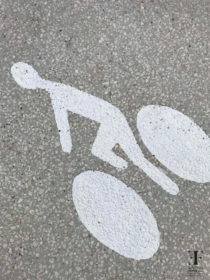 Un des intérêts du béton est de permettre d’imprimer par la méthode du pochoir des dessins durables en surface. Un des intérêts du béton est de permettre d’imprimer par la méthode du pochoir des dessins durables en surface.