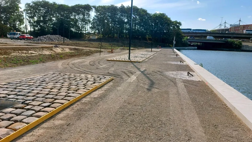 Vue du chantier avant le coulage du béton, montrant la fondation en grave traitée au LHR, les coffrages posés, les bordures de rive et le pavage. (©Sébastien Vinatier/Sols)